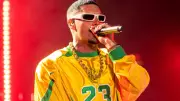 Felipe Ret brilha no Rock in Rio Lisboa com camisa do Brasil e namorada
