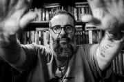 Ferréz abre sua biblioteca pessoal e revela influências literárias