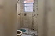 Filho preso por abandonar mãe paralítica em quarto sujo no Rio
