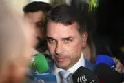 Flávio Bolsonaro chama ameaça ao Pix de mentira e acusa Lula de terrorismo
