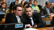 Flávio Bolsonaro elogia Cleitinho e descarta aliança com governador de MG