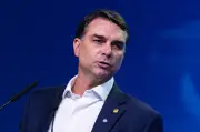 Flávio Bolsonaro enfrenta críticas por tarifas e caso Master; Lula ganha apoio