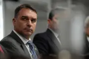 Flávio Bolsonaro muda estratégia sobre tarifas dos EUA e ataca Lula