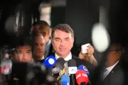 Flávio Bolsonaro nega 'climão' com ministro de Lula na Marcha para Jesus