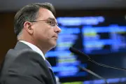 Flávio Bolsonaro pede a Rubio que não taxe produtos brasileiros