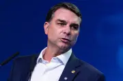 Flávio Bolsonaro pediu a Trump para não taxar o Brasil, diz senador