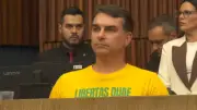 Flávio Bolsonaro recebe título de cidadão honorário de Belo Horizonte em meio a protestos
