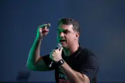 Flávio Bolsonaro vê chance de atacar PT após operação contra Wagner