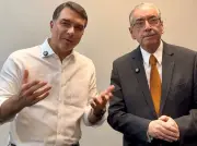 Flávio Bolsonaro visita Eduardo Cunha em BH e omite encontro nas redes