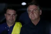 Flávio e Bolsonaro se reúnem após crise familiar; Michelle ausente