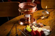 Fondue 2026: chefs brasileiros reinventam prato de inverno com queijos e chocolates nacionais