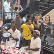 Fora da Copa, Calafiori curte samba no Rio e canta 'Tá Escrito'