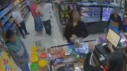 Funcionária de padaria é agredida por clientes em Betim; veja vídeo