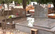 Furtos de placas de bronze em cemitérios de Pitangueiras, SP, geram revolta