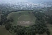 Futebol em cratera de vulcão inativo é atração na Cidade do México