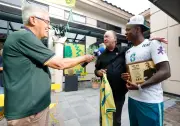 Galvão Bueno e Vini Jr. trocam homenagens após 100º gol narrado em Copas