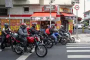 Governo Lula anuncia crédito de R$ 4 bi para entregadores de moto