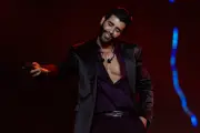 Gusttavo Lima grava duas músicas e voa sobre público em Americana