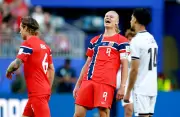 Haaland brilha com dois gols na estreia da Noruega na Copa