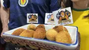 Haggixinha: casal brasileiro-escocês une culinária e rivalidade na Copa