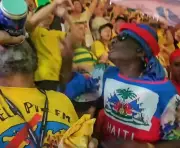 Haitiano tenta impedir bandeirão do Brasil em jogo da Copa