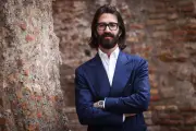 Herdeiro da Ray-Ban desafia família com proposta de €10 bi
