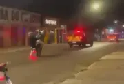 Homem faz 'grau' de moto atrás de viaturas do Detran em Colinas do TO