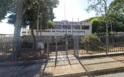 Homem é preso suspeito de tentar furtar loja e agredir policiais em Porangaba
