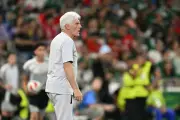 Hugo Broos, 74, se torna técnico mais velho a avançar em Copas