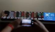 Ibovespa cai com Vale e ruídos geopolíticos; dólar sobe a R$ 5,18