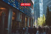 Ibovespa opera misto com exterior; dólar cai após quatro altas