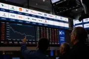 Ibovespa tenta reação após pior sequência de quedas; dólar e exterior pesam