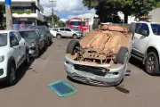 Idoso de 64 anos capota e atinge quatro veículos em Campo Grande