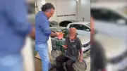 Idoso em situação de rua tem cabelo e barba tingidos por empresário em SP