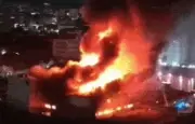 Incêndio de grandes proporções atinge galpão na Lapa, Zona Oeste de SP