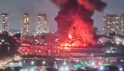 Incêndio em galpão de Guarulhos destrói 3,5 mil m² e mobiliza 38 bombeiros