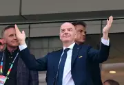 Infantino defende pausas para hidratação na Copa e nega interesse comercial