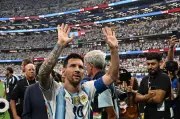 Inveja boa: Argentina joga sem medo; Brasil vive pressão eterna