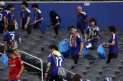 Jameis Winston ajuda torcedores japoneses a limpar estádio na Copa
