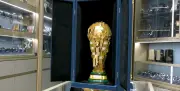 Joalheiro de Dubai transforma taça da Copa de brinquedo em item de luxo com 900 diamantes