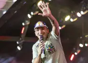 João Gomes é surpreendido por cordelista em show no Arraiá do Povo