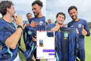 Jornalista presenteia goleiro Vozinha com camisa da Seleção Brasileira