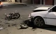 Jovem de 23 anos fica ferido em acidente entre carro e moto em Barra Mansa