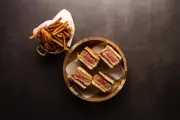 Katsu sando: os melhores endereços de São Paulo para provar o sanduíche do momento