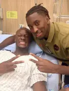 Koné recebe visita de Bombito no hospital após cirurgia