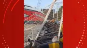 Lancha solta de carretilha invade estacionamento de supermercado no Amapá