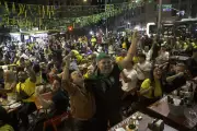 Lapa celebra vitória do Brasil com gols e cerveja em dobro