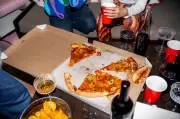 Álcool aumenta desejo por salgadinhos e pizza, revela estudo