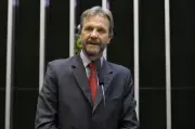 Líder do PT pede investigação contra sócia de empresa de Bolsonaro
