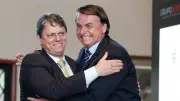 Lei de Tarcísio nomeia viaduto da Imigrantes com nome da mãe de Bolsonaro